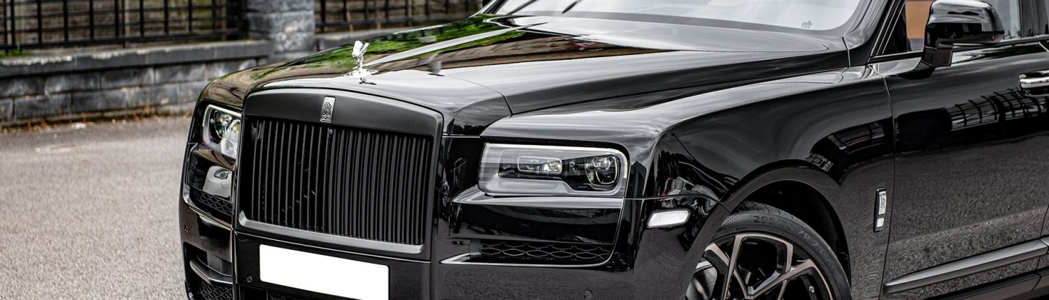 Ansicht schräg vorne Rolls Royce Cullinan in schwarz mit 23 Zoll Kahn Felge