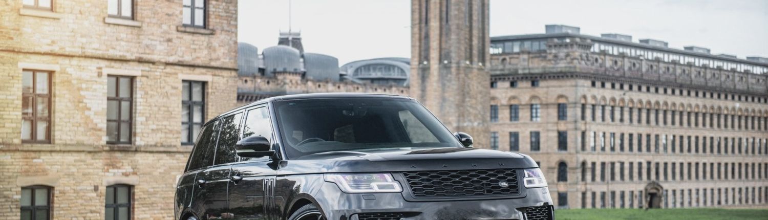 Range Rover Sport aus Bj. 2019 mit 23 Zoll Kahn Felgen Typ 52 frontpoliert