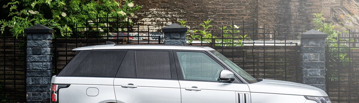 Range Rover Vogue aus 2018 mit 23 Zoll Kahn Felgen Typ 52 bi color