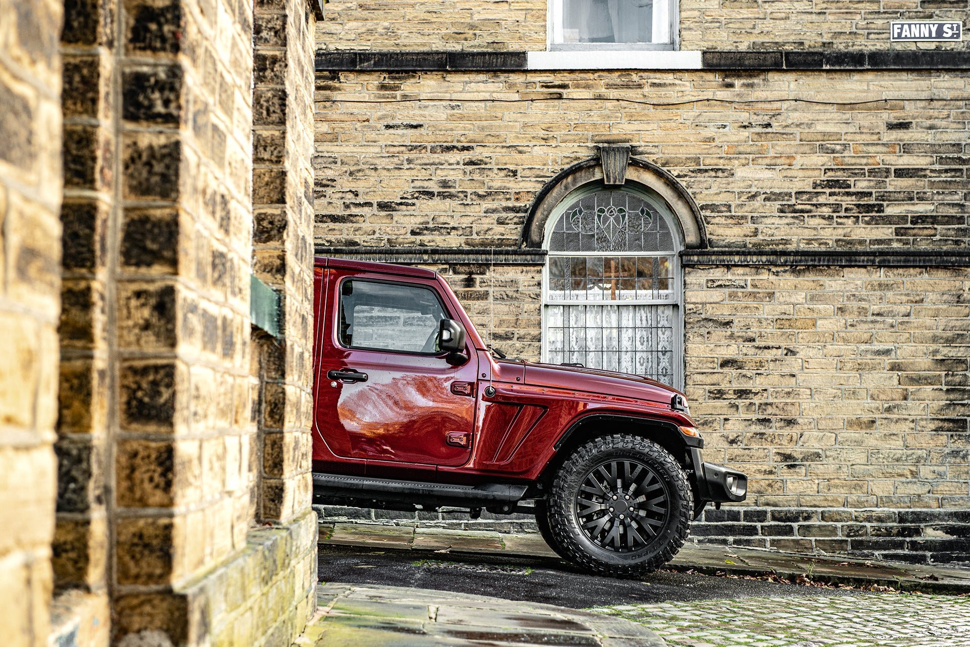 20 Zoll 1986 Alufelge in mattschwarz am Jeep Wrangler von Kahn Design