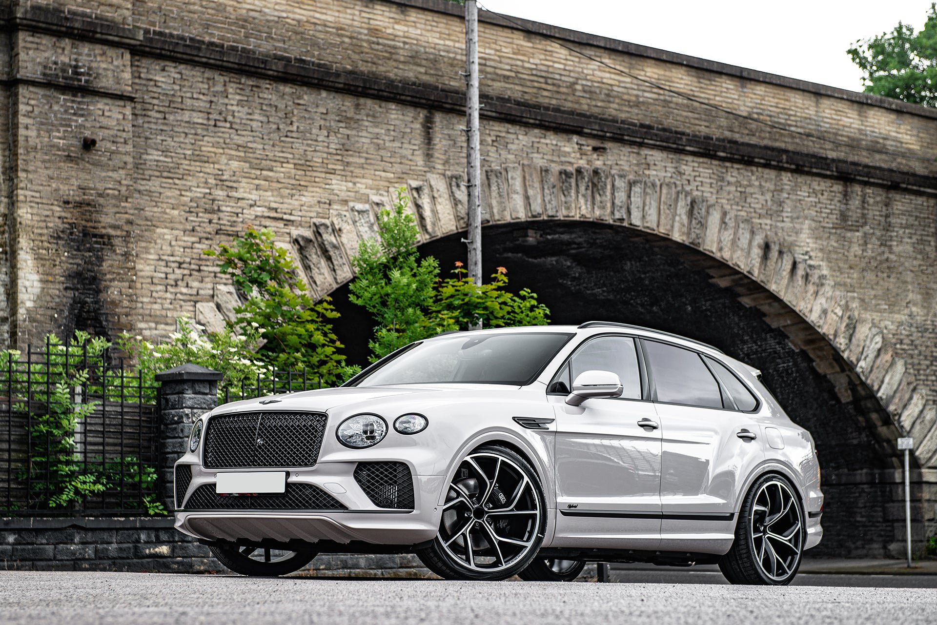 Bentley Bentayga mit 23 Zoll Schmiedefelgen von Kahn Design aus England